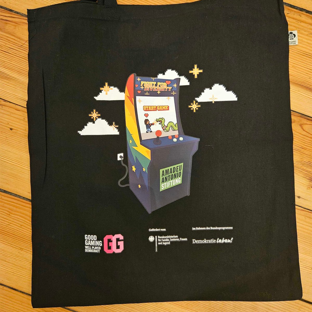 Amadeu Antonio Stiftung (@amadeuantonio) on Twitter photo Unser Projekt "Good Gaming" ist heute auf der Konferenz "Werte ins Spiel bringen" der <a href="/Digitale_Spiele/">Stiftung Digitale Spielekultur</a> unterwegs. In einem Input und am Infostand sprechen wir sowohl über toxische GamerTM und eklige Propagandagames, als auch über die vielen tollen Player in Videospielwelten. Unser Projekt "Good Gaming" ist heute auf der Konferenz "Werte ins Spiel bringen" der <a href="/Digitale_Spiele/">Stiftung Digitale Spielekultur</a> unterwegs. In einem Input und am Infostand sprechen wir sowohl über toxische GamerTM und eklige Propagandagames, als auch über die vielen tollen Player in Videospielwelten.