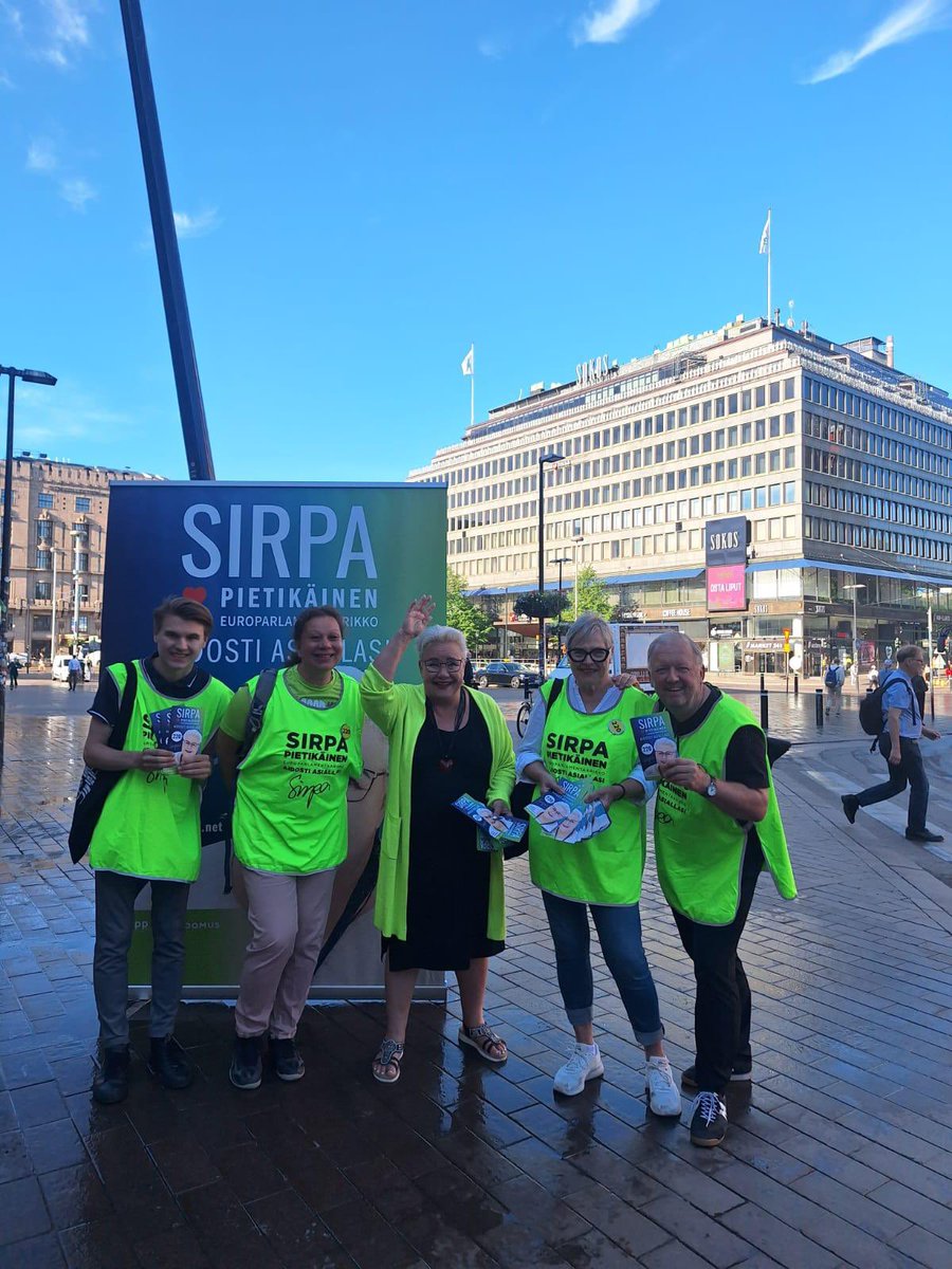 Jere Ojanen (@ojanenjere) on Twitter photo Eurovaalikampanjaa on tehty asemilla, toreilla ja kaduilla. Sirpa Pietikäisen kampanjatiimi ei luuraa piilossa. Tänä aamuna ehdokas oli Rautatieasemalla, josta hän suuntasi Lahden torille. Olemme ”takoneet” kolmen sepän patsaalla, mutta siellä oli hiljaista. <a href="/markojunkkari/">Marko Junkkari</a> <a href="/hsfi/">Helsingin Sanomat</a> Eurovaalikampanjaa on tehty asemilla, toreilla ja kaduilla. Sirpa Pietikäisen kampanjatiimi ei luuraa piilossa. Tänä aamuna ehdokas oli Rautatieasemalla, josta hän suuntasi Lahden torille. Olemme ”takoneet” kolmen sepän patsaalla, mutta siellä oli hiljaista. <a href="/markojunkkari/">Marko Junkkari</a> <a href="/hsfi/">Helsingin Sanomat</a>
