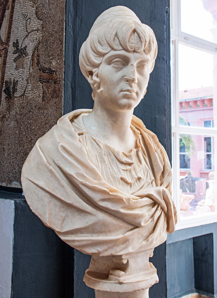 OptimoPrincipi's tweet photo. 1) A beautiful marble bust of a Roman noblewoman with an incredibly intricate hairstyle. It is thought that the second-century portrait may depict Domitia Lucilla, a wealthy Roman businesswoman and industrialist who also happened to be the mother of a certain Marcus Aurelius... https://t.co/LElYXCz0ec