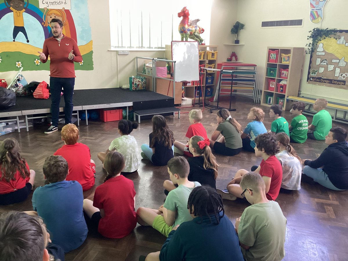 IforHael's tweet photo. Diolch yn fawr iawn i Owen @MacroCymru am ysbrydoli plant CC3 gan sôn am ei swydd fel dyn camera. A big thank you to Owen for inspiring PS3 pupils by talking about his job as a camera man. #ysbrydolaeth #cyfranwyrmentruscreadigol #bydgwaith #gyrfaoedd https://t.co/9n5vWz6AW5