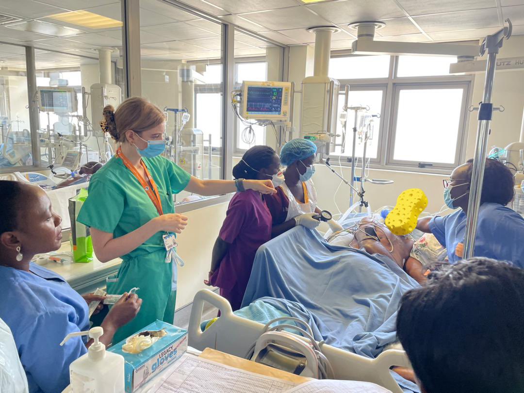 LisaEnoch1's tweet photo. Ellie is at Mulago Referral Hospital - we have two teams across two sites in Kampala this week. CC nurses are demonstrating their A-E assessment of the critically ill patient. @CambGHP @CUH_NHS @UUKHAhealth https://t.co/JhMdaIKGWf