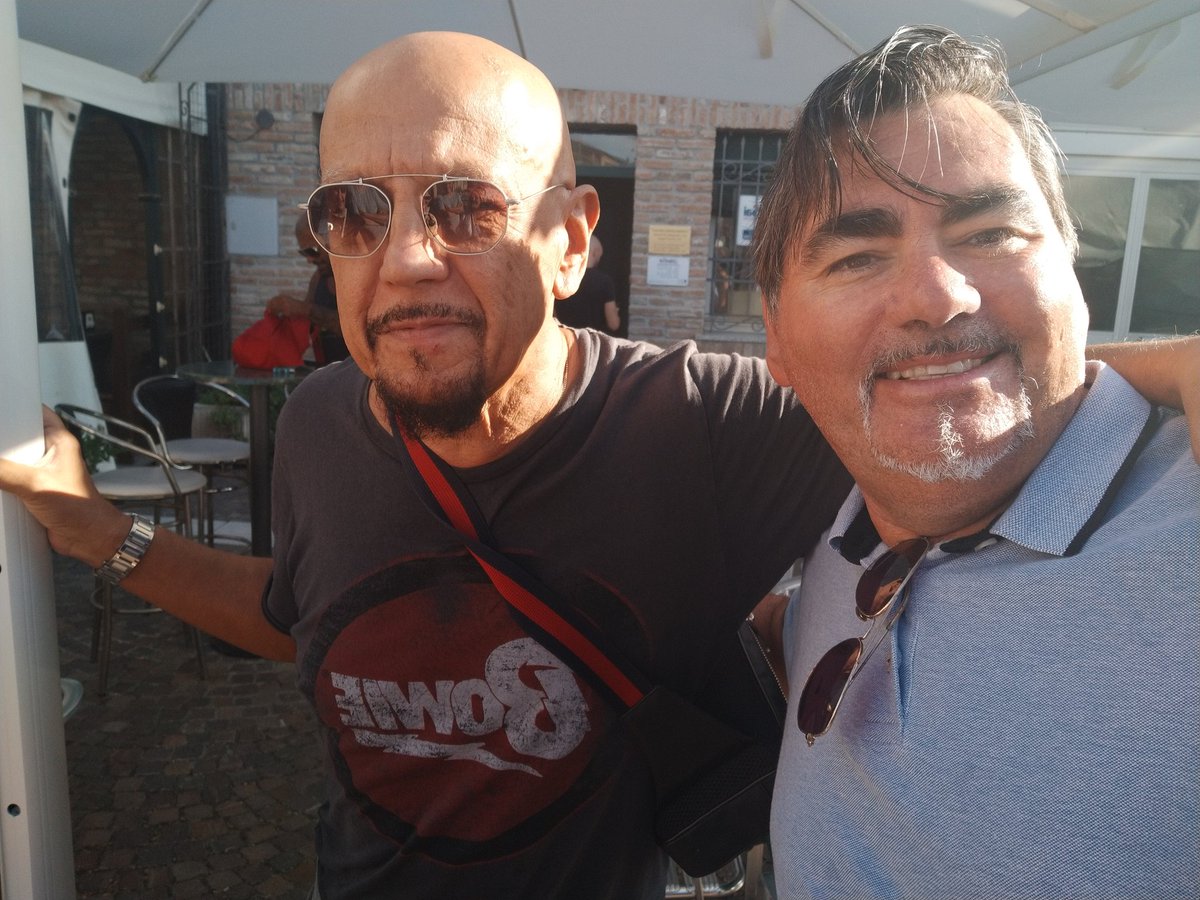 RossanoRuzza's tweet photo. Semplicemente buon compleanno @enricoruggeri https://t.co/C6R0jYo4fi