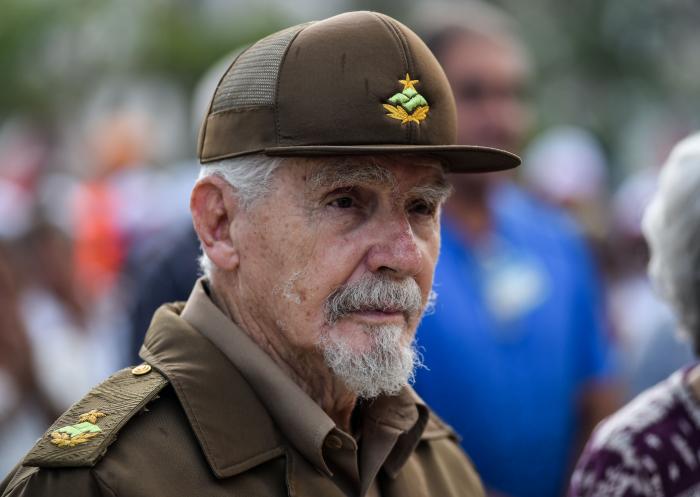 #Fidel en el 10mo aniversario del <a href="/minint_cuba/">MININT_CUBA</a>: "Eso da la medida del verdadero revolucionario: el que lucha por una causa, el que es capaz de hacerlo tan desinteresadamente que ni siquiera los honores o las glorias le preocupan a la hora de cumplir el deber". #63Minint