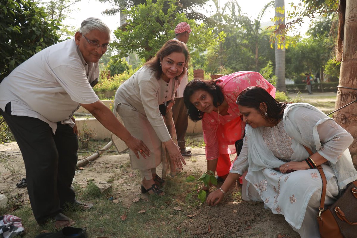JanmukhG's tweet photo. पांच विश्व पर्यावरण 2024 के अवसर पर बंटे हजारों पौधे।
#WorldEnvirontmentDay https://t.co/zZeRKf63H5