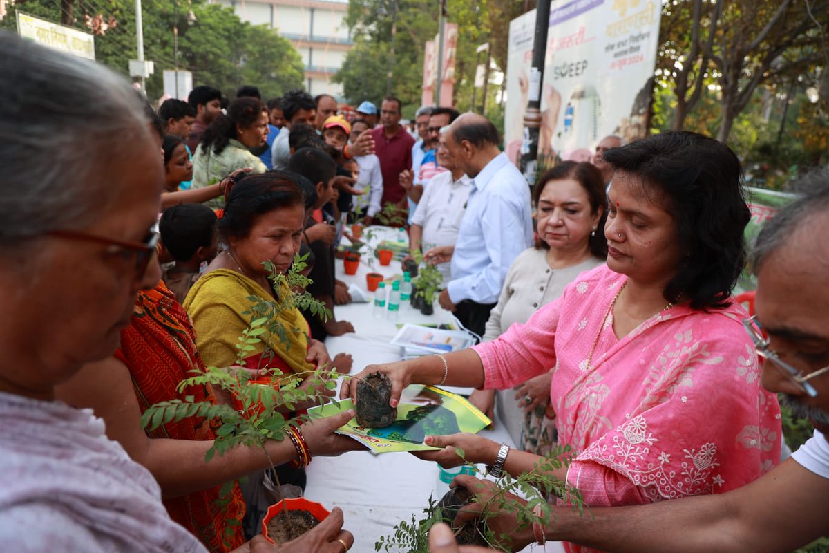JanmukhG's tweet photo. पांच विश्व पर्यावरण 2024 के अवसर पर बंटे हजारों पौधे।
#WorldEnvirontmentDay https://t.co/zZeRKf63H5