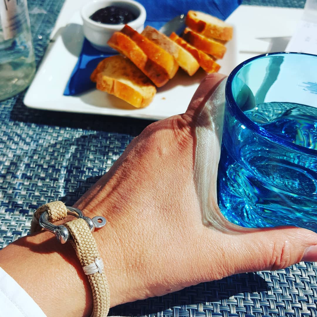 icilesartisans's tweet photo. C'est avec des matières nautiques que Valérie fabrique ses bijoux entièrement à la main tout en respectant les traditions des marins 🌊 Une idée cadeau pour Papa ! Ps : on nous dit dans l'oreille que certains bracelets sont en réduction, profitez-en : https://t.co/TNah4ptnsu https://t.co/0XV8wo9nvN