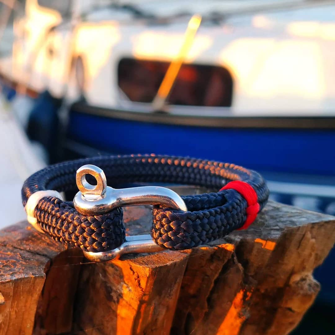 icilesartisans's tweet photo. C'est avec des matières nautiques que Valérie fabrique ses bijoux entièrement à la main tout en respectant les traditions des marins 🌊 Une idée cadeau pour Papa ! Ps : on nous dit dans l'oreille que certains bracelets sont en réduction, profitez-en : https://t.co/TNah4ptnsu https://t.co/0XV8wo9nvN