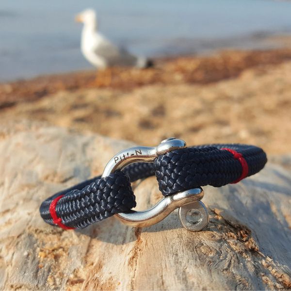 icilesartisans's tweet photo. C'est avec des matières nautiques que Valérie fabrique ses bijoux entièrement à la main tout en respectant les traditions des marins 🌊 Une idée cadeau pour Papa ! Ps : on nous dit dans l'oreille que certains bracelets sont en réduction, profitez-en : https://t.co/TNah4ptnsu https://t.co/0XV8wo9nvN
