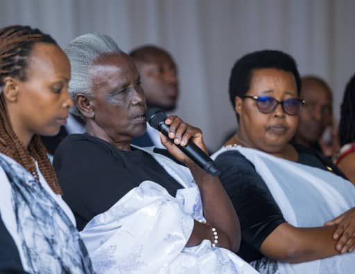 FirstLadyRwanda's tweet photo. Intwaza ni ikimenyetso cy'ubukana Jenoside yakorewe Abatutsi yakoranywe. Intwaza batubera urugero rwiza rw'ubudaheranwa.

Amafoto: Nyakubahwa Madamu Jeannette Kagame, ari kumwe n' Abanyamuryango ba @UnityClubRw Intwararumuri ndetse na  @Unity_MemoryRw yifatanyije n’ababyeyi b’Intwaza batuye mu Mpinganzima za Huye na Nyanza, mu gikorwa cyo kwibuka ku nshuro ya 30 Jenoside yakorewe Abatutsi mu 1994, cyabereye mu karere ka @HuyeDistrict.

Photos: https://t.co/4x7ShsoM44