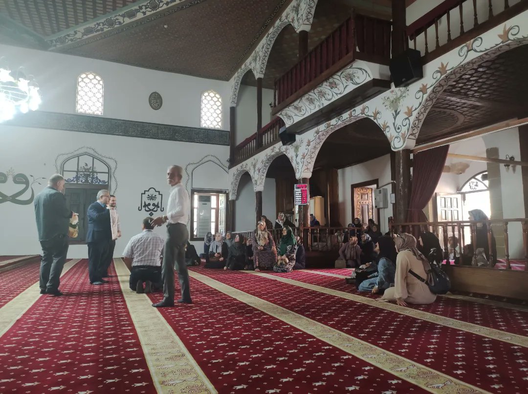 İznik'ten Söğüt Osmaneli ilçelerine gezi düzenleyen Kur'an Kursu Öğreticisinin Kursiyerlerine Osmaneli Ulu Camii'nde Yeşilkent Kumralabdal Yatılı Hafızlık Kız Kur’an Kursunun tanıtımı yapılarak kursun tanıtım broşürü kendilerine takdim edildi.