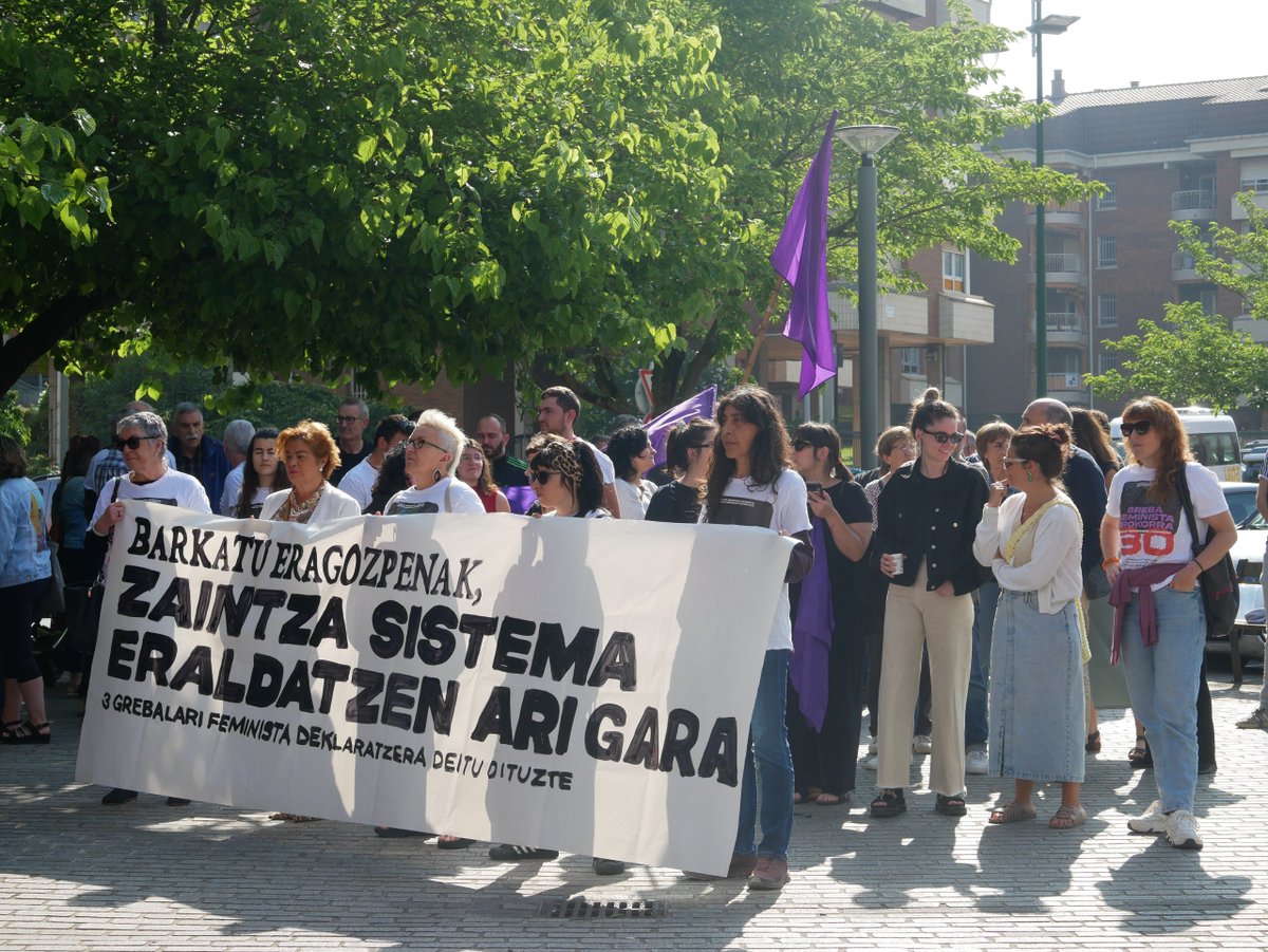 Hiru grebalari feministak Azpeitiko epaitegian deklaratu dute gaur, A30eko protestengatik desordena publikoa egotzita. 

Normalitatearen autobideak mozten segiko dugu, zaintza sistema publikoaren eta denon bizitzen alde.  

🚧 Barkatu eragozpenak: BIZITZA POLITIZATZEN ARI GARA!