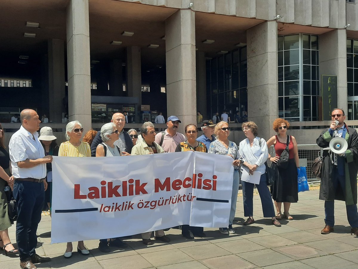LaiklikMeclisi's tweet photo. Öğrenci ve velileri sınav öncesi duaya çağırmak bilim ve laiklik dışıdır! Kabul edilemez!

Mamak İlçe Milli Eğitim Müdürlüğü tarafından LGS Sınavı öncesinde düzenlenen gerici programa ilişkin suç duyurusunda bulunduk.

https://t.co/ndTAyyxytd

#GericiEğitimeHAYIR #LaikEğitim https://t.co/ysR8YeGcYp