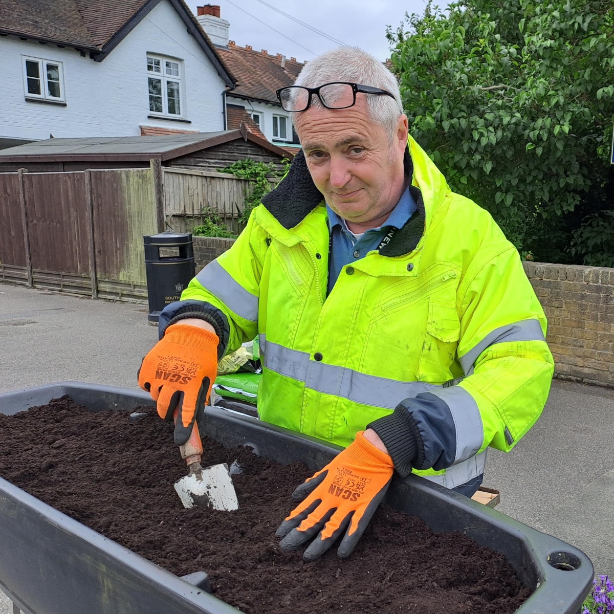 PinewoodStudios's tweet photo. This #NationalVolunteersWeek, members of the #PinewoodStudios team volunteered to plant troughs outside nearby Iver Heath Infant School. Joined by Councillor Luisa Sullivan, the team did an incredible job that will be enjoyed by the local community #SetForMore https://t.co/7gP2lglJ3t