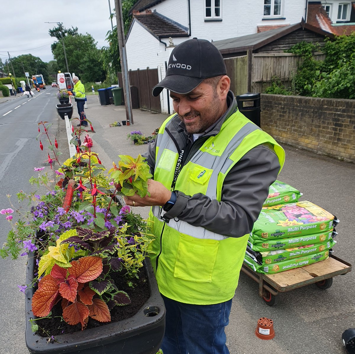 PinewoodStudios's tweet photo. This #NationalVolunteersWeek, members of the #PinewoodStudios team volunteered to plant troughs outside nearby Iver Heath Infant School. Joined by Councillor Luisa Sullivan, the team did an incredible job that will be enjoyed by the local community #SetForMore https://t.co/7gP2lglJ3t