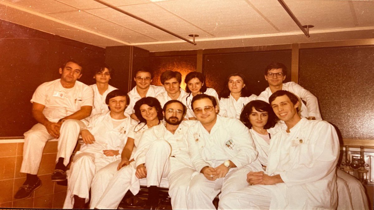 🎉 Fa 4⃣0⃣ anys que vam començar la residència a l'<a href="/hospitalclinic/">Hospital Clínic</a>, ja som R41!! Un gran viatge envoltat de grans companys i companyes!

Agraïment infinit al #CLÍNIC, que ens ha vist créixer com a persones i com a professionals: la nostra segona casa, la nostra segona família! ❤️