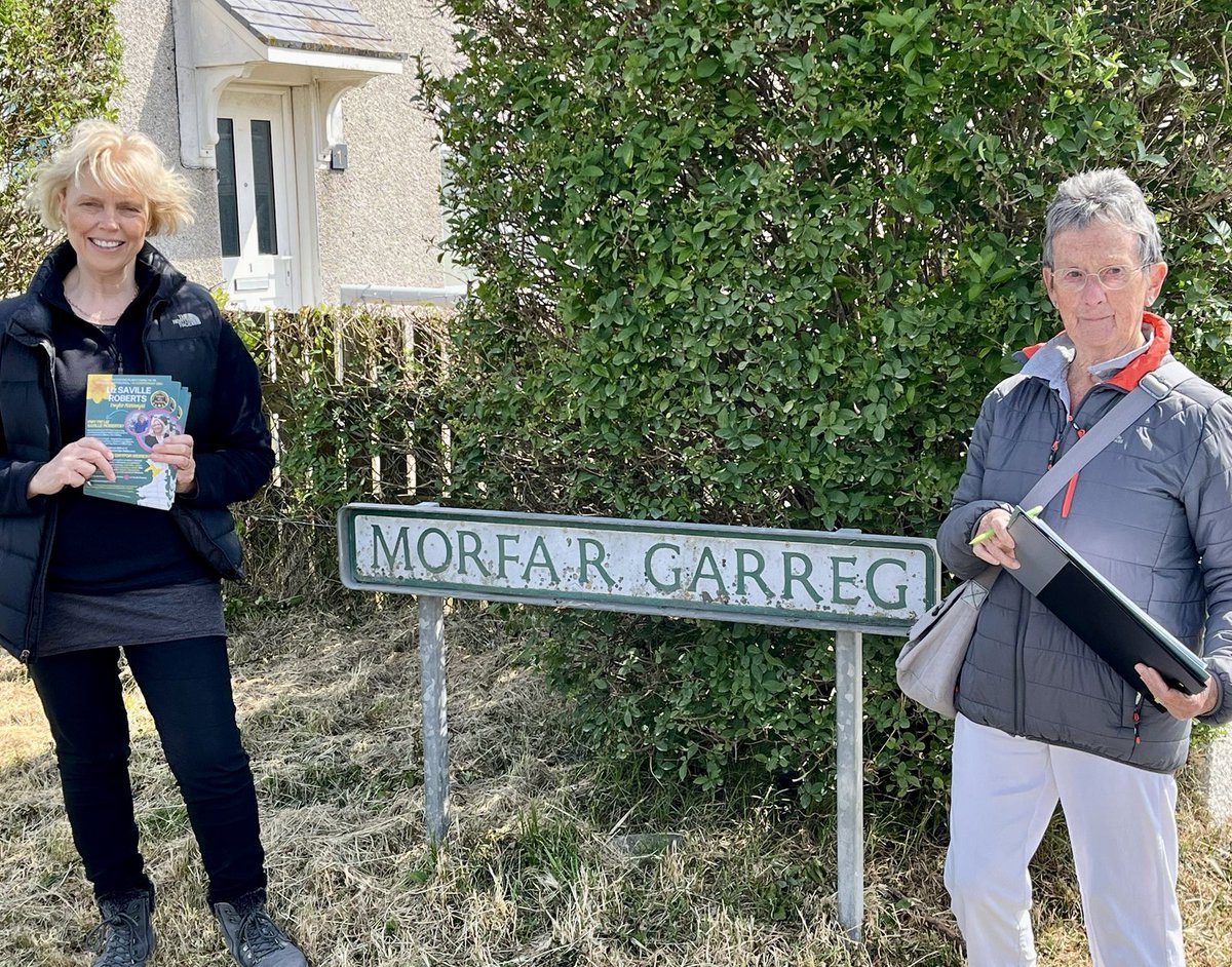 LSRPlaid's tweet photo. Braf sgwrsio â thrigolion #Pwllheli wrth i mi ymgyrchu â chriw @Plaid_Cymru gyda cymorth y Cynghorydd lleol @ElinHywel. Nifer wedi hen syrffedu â’r Torïaid a Llafur. Dim ond @Plaid_Cymru sy’n brwydro dros ein cenedl.
#LSRPlaid 💛💚🏴 https://t.co/qsukIK1alz