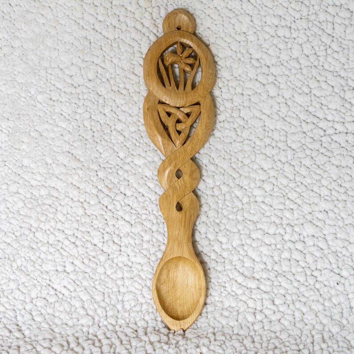 Handcarved from a local piece of Oak and featuring the daffodil and celtic eternity sign. 

#lovespoon #welshlovespoon #wales #pembrokeshire #tenby #visitwales #narberth #woodcarving #craft