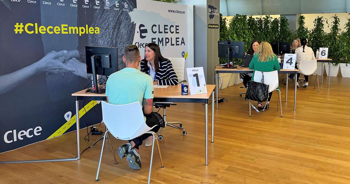 Emoción en el primer día de #CleceEmplea por la contratación de las primeras personas que van a formar parte de #Clece. ¡Enhorabuena!

Gracias, alcalde de #Sevilla, <a href="/jlsanzalcalde/">José Luis Sanz</a>; consejera <a href="/EmpleoJunta/">Consejería de Empleo, Empresa y Trabajo Autónomo</a>, Rocío Blanco, y consejera <a href="/IgualdadAND/">Inclusión Social, Juventud, Familias e Igualdad</a>, <a href="/loleslopez/">Loles López</a>, por acompañarnos.