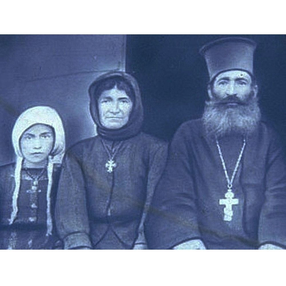 PontosWorld's tweet photo. Family portrait of religious cleric Spyridon Ioannidis of Kars.

Photo: Ερευνητικό Κέντρο Αθήνα (Research Center Athens) via https://t.co/hKlVJX4JDB https://t.co/Vayl4WbqdX