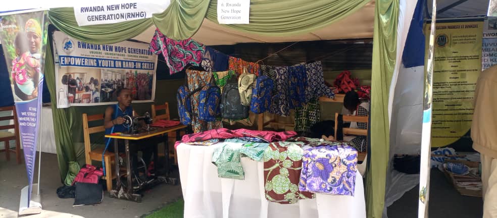 rwanda_new's tweet photo. #Happeningnow: Open day at @NyanzaDistrict; we are Rwanda New Hope Generation; the best in #making
please visit our stand we have more stories to tell. @nycnyanza @BRACworld @RwandaSouth @FXBRwanda @RwandaYouthArts @ambafrancerwa https://t.co/Vrkefe6ikd
