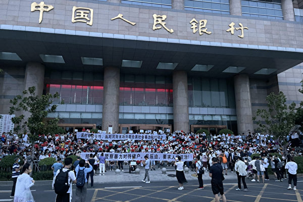今年2月，长沙小企业主欧阳云（Ou Yangyun，音译）前往郑州要求赔偿，因为他的银行账户中有数万美元被冻结，他的家人原本以为他两天后会回家，和他五岁的双胞胎儿子一起庆祝中国新年，但他迄今仍未能回家。