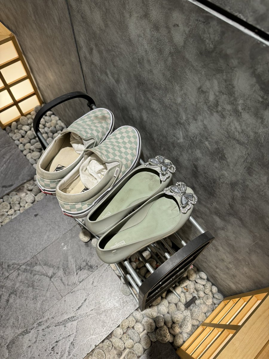 dekil amat. tapi semoga nnt bisa serumah untuk nata sepatu kaya gini ya?🥺akhir akhir ini gamau upload berdua pengen nunggu sampe halal aja. gapapa yaa🥺