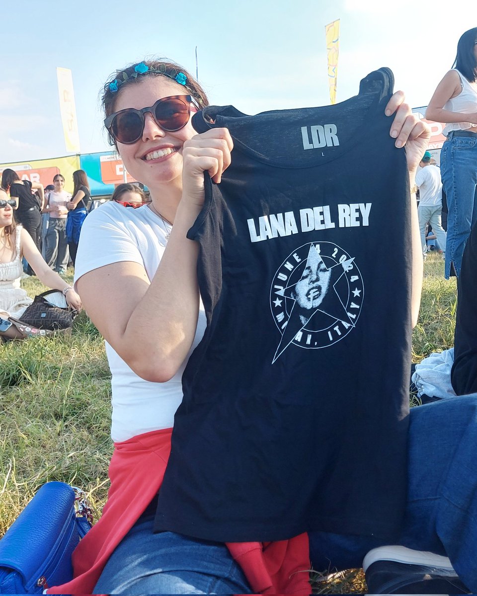 MartinadelRey's tweet photo. I will love you till the end of time 👑#Lanadelrey #Milan #Idays #dreamscometrue #queen https://t.co/rImFNdo0Vg
