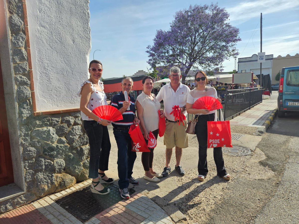 PsoeBadajozCEP's tweet photo. ❤️Otra mañana de reparto electoral en #JerezDeLosCaballeros, #ValverdeDeLeganés, #VillafrancaDeLosBarros y #Calamonte.
Porque las medidas progresistas funcionan, son más justas y efectivas, #VotaPSOE.
#MásEuropa🇪🇺 https://t.co/Pv3KfCJ6CT
