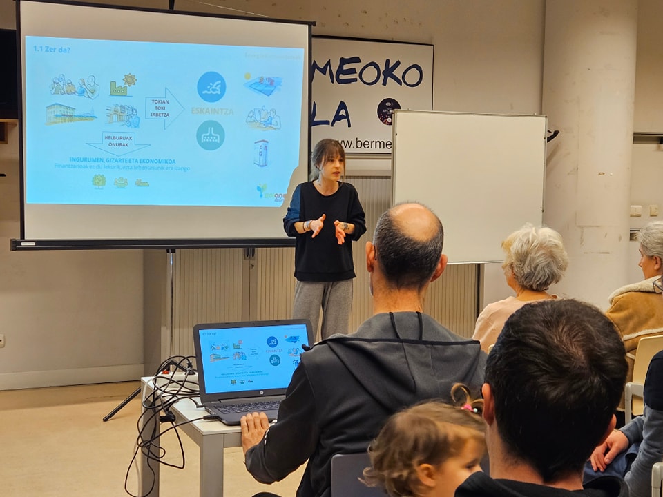 BermeokoUdala's tweet image. Energia Berriztagarrien Komunitate (𝐄𝐁𝐊) 𝐛𝐚𝐭 𝐬𝐨𝐫𝐭𝐮 gura duen talde bat lanean ari da Bermeon, eta 𝐛𝐢𝐥𝐞𝐫𝐚 egingo dute; 𝐆𝐢𝐳𝐚𝐫𝐭𝐞 𝐞𝐭𝐚 𝐊𝐮𝐥𝐭𝐮𝐫𝐚 𝐄𝐭𝐱𝐞𝐚𝐧 batuko dira, 𝐞𝐤𝐚𝐢𝐧𝐚𝐫𝐞𝐧 𝟏𝟐𝐚𝐧 (eguaztena), 𝟏𝟖:𝟑𝟎𝐞𝐚𝐧. Animatu!

#Bermeo #EBK
