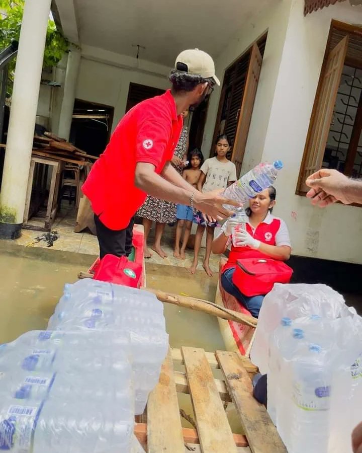 SLRedCross's tweet photo. 🌊⚠️Over 250,000 people and 66,000 families affected with 21 fatalities and 2 persons still reported missing! ☔

Sri Lanka's flood situation continues and is wreaking havoc. @SLRedCross's relief teams are at the frontline supporting and rescuing communities.🤝‼️ https://t.co/OBw8z8mMmT
