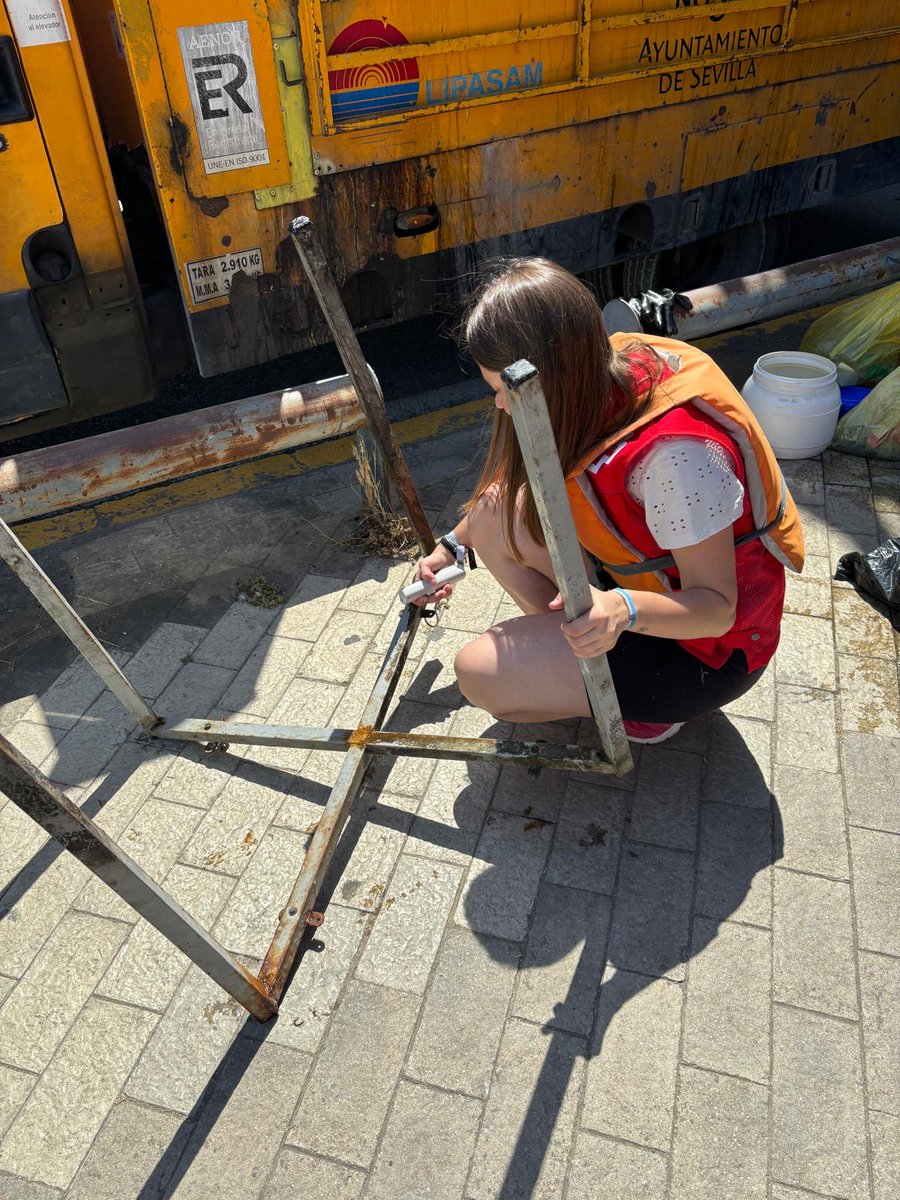 CruzRojaSevilla's tweet photo. En el #DíaDelMedioAmbiente, unimos fuerzas para cuidar nuestro planeta 🌍💚 
En colaboración con #ProyectoLIBERA, @ecoembes y @SEO_BirdLife, realizamos recogidas masivas de basura en 10 puntos de la provincia. Juntos contra la #basuraleza 💪🌱

#1m2 #UnidosPorElPlaneta https://t.co/5zG2cTbJO4