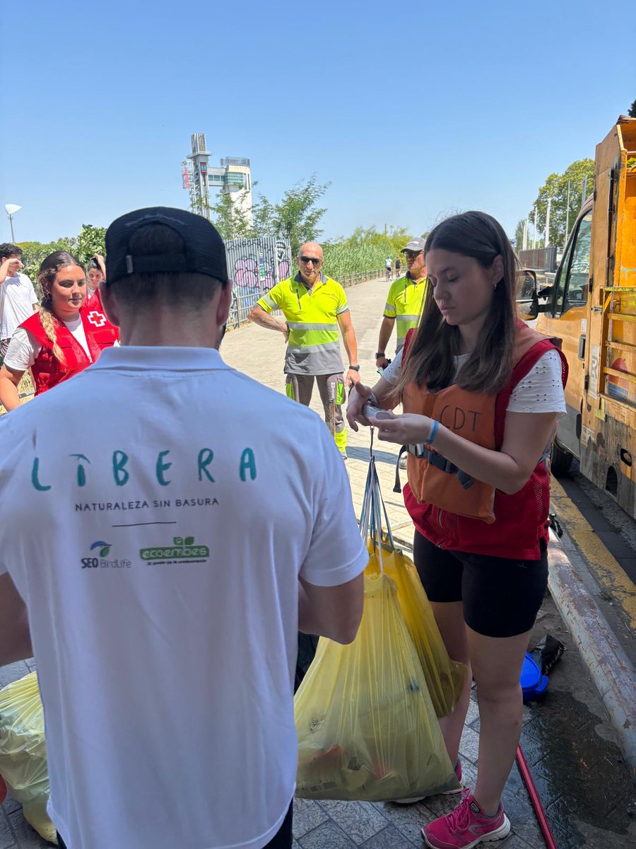 CruzRojaSevilla's tweet photo. En el #DíaDelMedioAmbiente, unimos fuerzas para cuidar nuestro planeta 🌍💚 
En colaboración con #ProyectoLIBERA, @ecoembes y @SEO_BirdLife, realizamos recogidas masivas de basura en 10 puntos de la provincia. Juntos contra la #basuraleza 💪🌱

#1m2 #UnidosPorElPlaneta https://t.co/5zG2cTbJO4