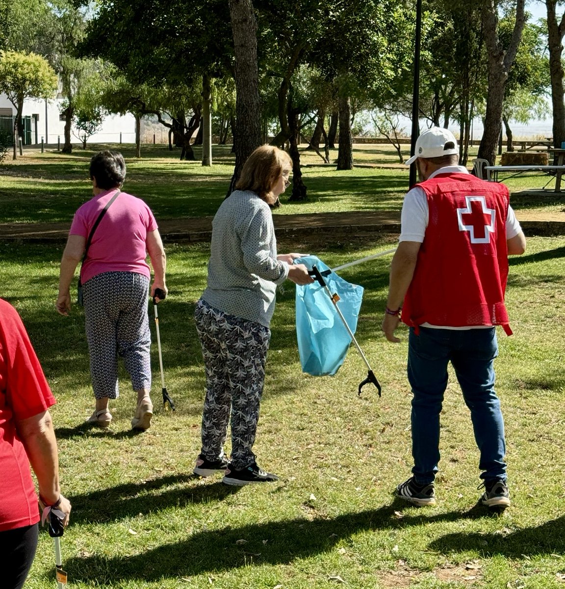 CruzRojaSevilla's tweet photo. En el #DíaDelMedioAmbiente, unimos fuerzas para cuidar nuestro planeta 🌍💚 
En colaboración con #ProyectoLIBERA, @ecoembes y @SEO_BirdLife, realizamos recogidas masivas de basura en 10 puntos de la provincia. Juntos contra la #basuraleza 💪🌱

#1m2 #UnidosPorElPlaneta https://t.co/5zG2cTbJO4