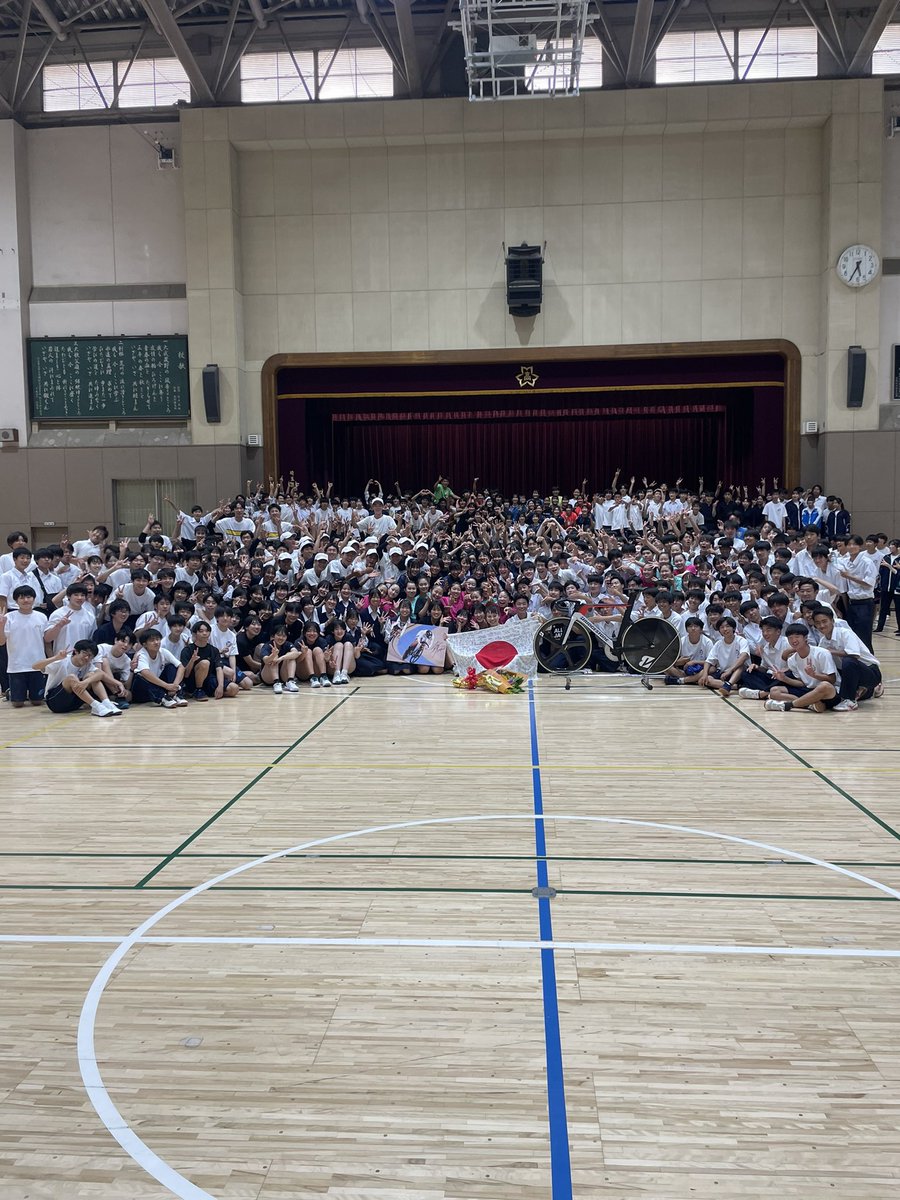 keirin_riyu's tweet photo. 今日は出身の埼玉県上尾市に戻って
芝川小学校、上平中学校、伊奈学、上尾市役所に表敬訪問で行かせてもらいました💐💐💐💐
パワーをめっちゃくちゃもらいました！！
ありがとうございました！！！！♡♡
#teambridgestonecycling
#chaseyourdream https://t.co/d6gOhrClCQ