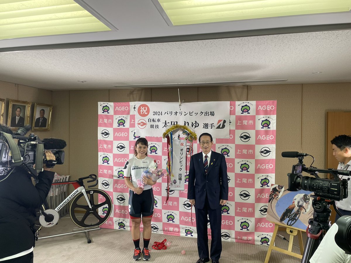 keirin_riyu's tweet photo. 今日は出身の埼玉県上尾市に戻って
芝川小学校、上平中学校、伊奈学、上尾市役所に表敬訪問で行かせてもらいました💐💐💐💐
パワーをめっちゃくちゃもらいました！！
ありがとうございました！！！！♡♡
#teambridgestonecycling
#chaseyourdream https://t.co/d6gOhrClCQ