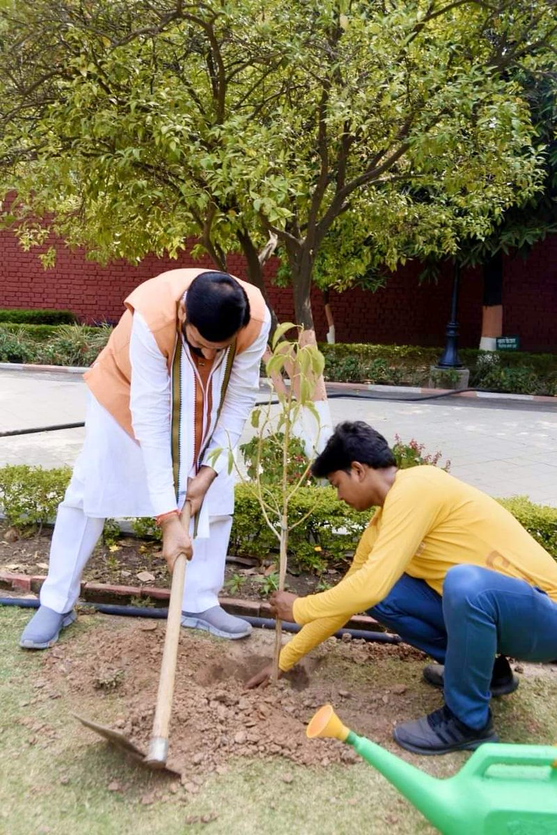 NayabSainiBJP's tweet photo. विश्व पर्यावरण दिवस के मौके पर विश्व के सबसे लोकप्रिय नेता प्रधानमंत्री श्री @narendramodi जी ने #एक_पेड़_माँ_के_नाम अभियान शुरू किया।अभियान के नियमित मुख्यमंत्री आवास संत कबीर कुटीर पर पौधरोपण किया।

मैं हरियाणा के अपने परिवारजनों से आग्रह करता हूं कि वे अपनी माँ के नाम पर एक पेड़ जरूर लगाएं।आपका ये प्रयास आपकी मां के लिए और धरती मां के लिए भी एक अनमोल उपहार साबित होगा।