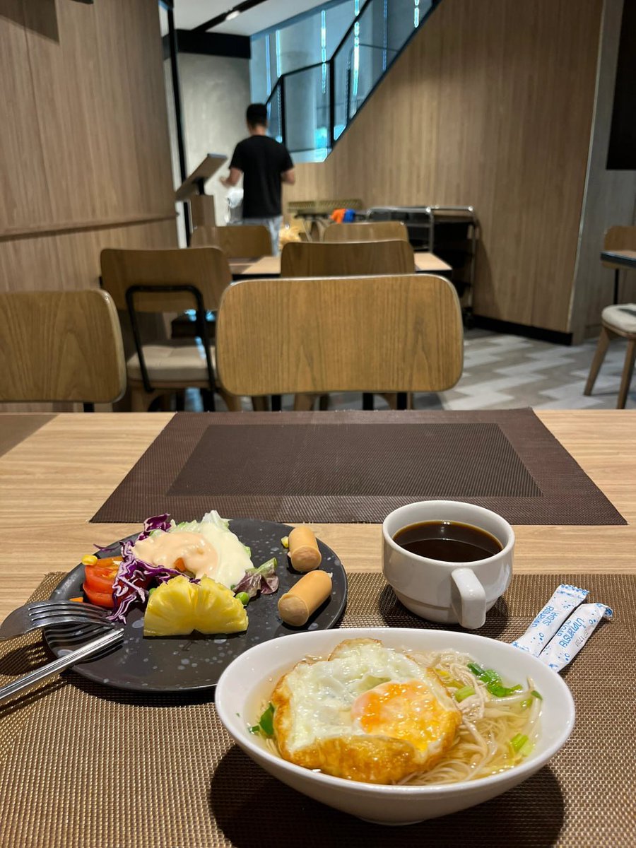 jb41euphemiah's tweet photo. I haven't eaten in a long time, so I went to eat a Thai traditional breakfast🍝🍝 https://t.co/Chxo9bFrpu