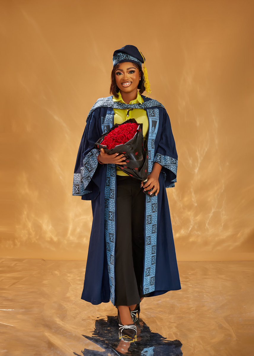 diiolar_'s tweet image. Graduated and it feels so good🎓🎉❤️
Cheers to the next chapter🍾🎓 

#LASU27thConvocation #classof2023 #graduate