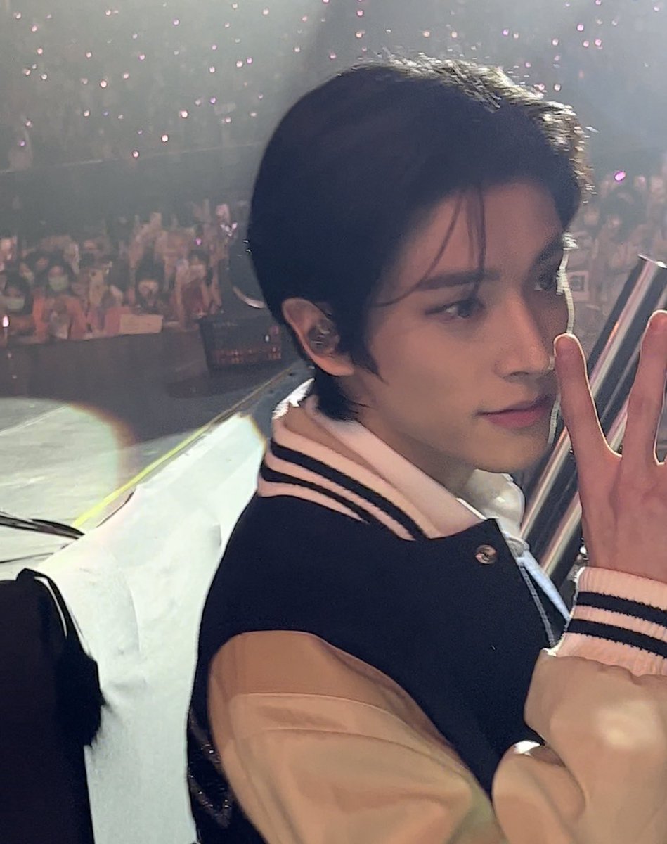คุณเชื่อเรื่องรักแรกพบไหมครับ หรือให้ผมเดินผ่านอีกรอบ