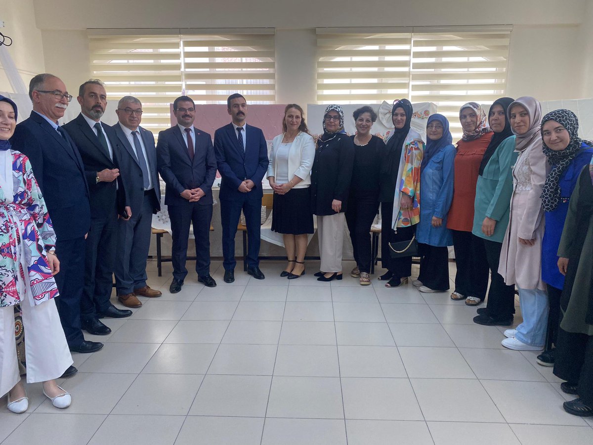 m_ozaskin's tweet photo. Şuhut Halk Eğitimi Merkezimizin "Hayat Boyu Öğrenme Haftası" kapsamında düzenlenen yıl sonu sergisine katıldık.

Emeği geçen tüm kursiyerlerimize ve eğitmenlerimize teşekkür ediyorum. https://t.co/C9GhWC4O3R