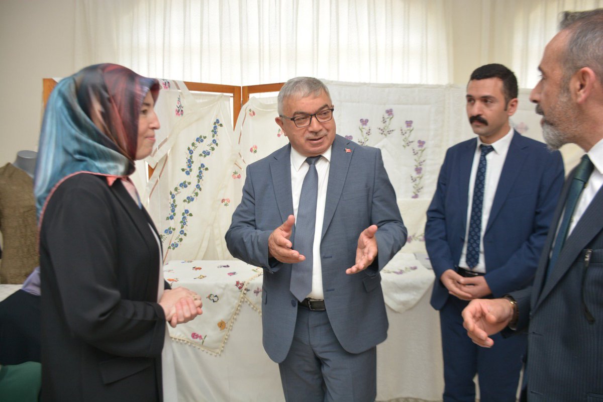 m_ozaskin's tweet photo. Şuhut Halk Eğitimi Merkezimizin "Hayat Boyu Öğrenme Haftası" kapsamında düzenlenen yıl sonu sergisine katıldık.

Emeği geçen tüm kursiyerlerimize ve eğitmenlerimize teşekkür ediyorum. https://t.co/C9GhWC4O3R