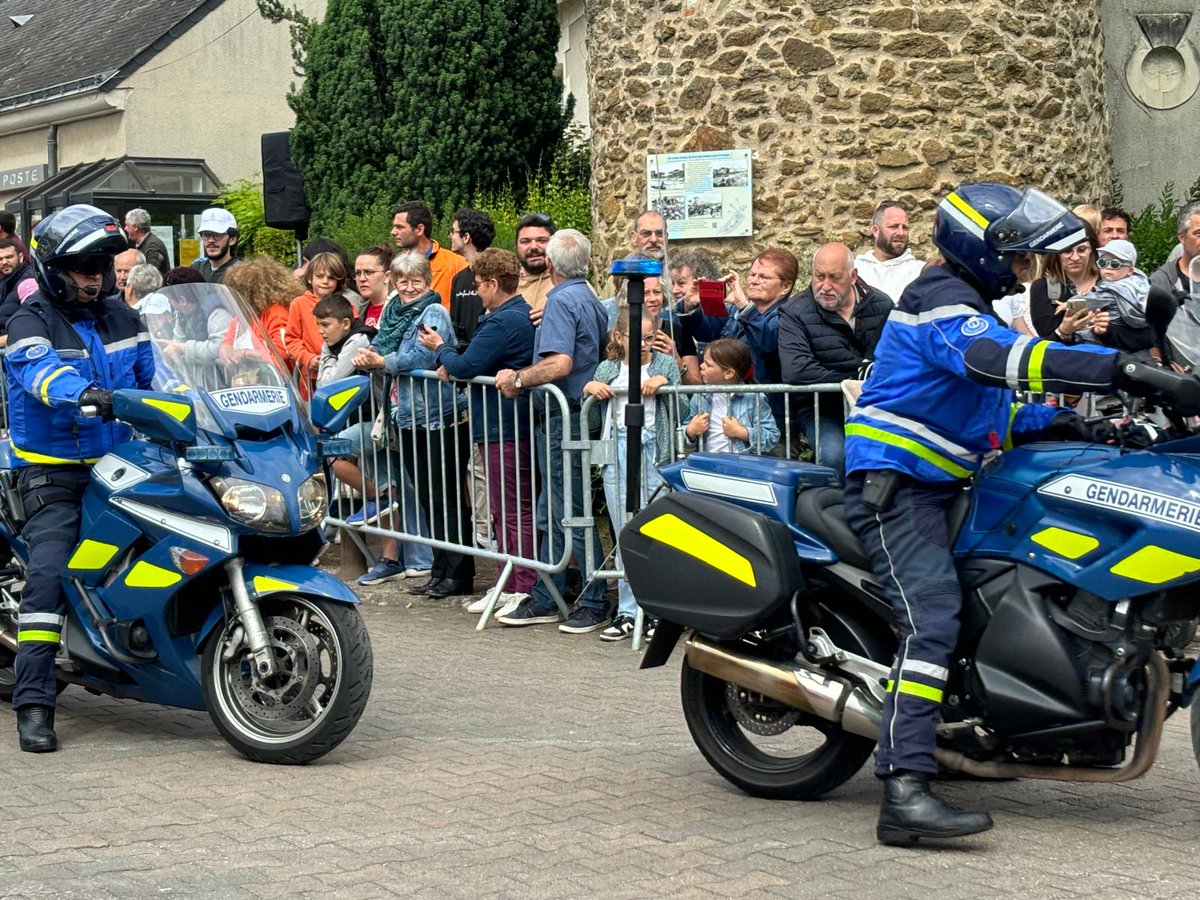 Prefet49's tweet photo. 🔥#RelaisDeLaFlamme à Ingrandes-le-Fresne-sur-Loire 

👉 Un évènement festif et populaire sécurisé grâce à la mobilisation exceptionnelle des acteurs de la sécurité au sens large : gendarmes, sapeurs-pompiers, et associations agréées de sécurité civile
👏Bravo et merci à tous https://t.co/O8AfBMEIwg