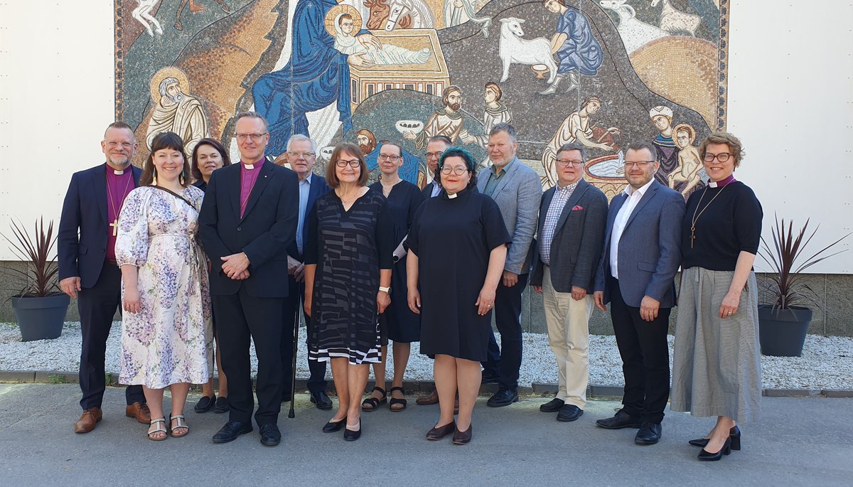 Då det nyligen valda kyrkostyrelsens plenum samlades till sitt första möte i början av juni beslöt de bland annat om #församlingsfusioner i början av 2025 och om att bevilja Helsingfors kyrkliga samfällighet lov att ta en Åggelby #kyrka från 1972 ur bruk. evl.fi/sv/tiedote/kyr…