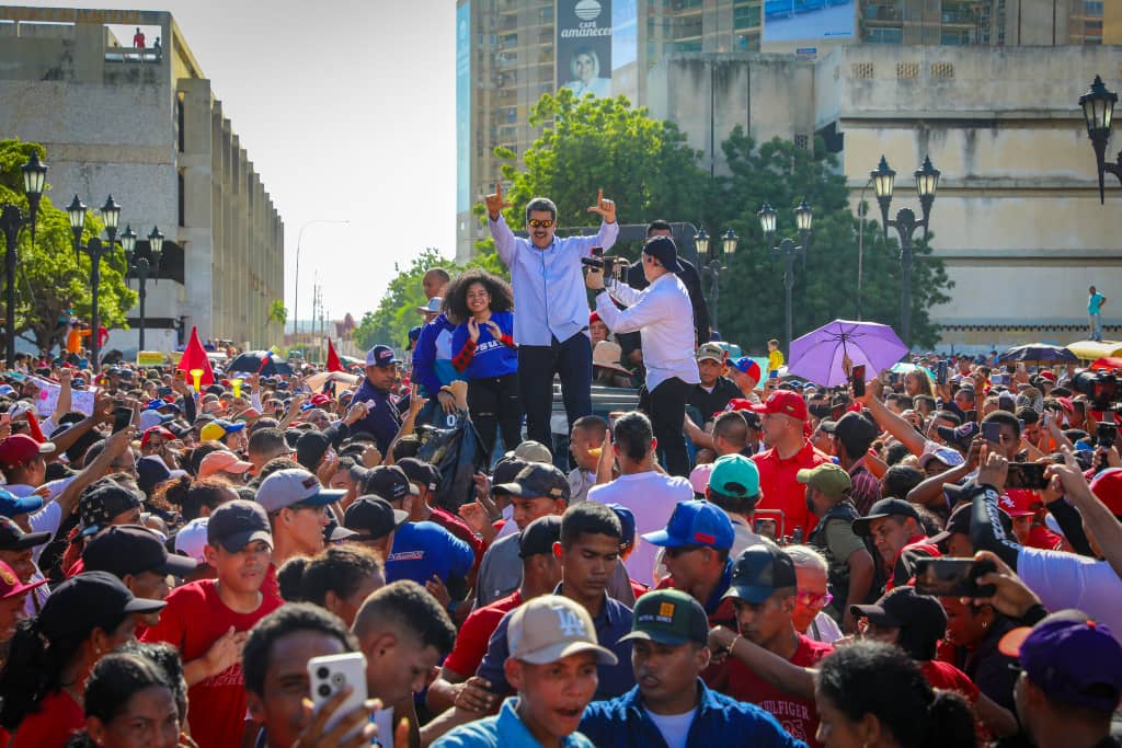 โฅ แณแ๐ป๐ช Tuiteros Guerreros ๐ป๐ชแแฐโฅ (@bombero2023) on Twitter photo #PuebloMaduroEnPaz
ยกLa esperanza estรก en Venezuela!
<a href="/NicolasMaduro/">Nicolรกs Maduro</a>
<a href="/Mippcivzla/">MIPPCI</a>
<a href="/CandyNore/">๊ง๐ฎ๐๐๐๐๊ง</a>
<a href="/pedrobr96924768/">๐ฏ๐ป๐ช๐ซโบโฅHumberto ๐ญโฅโบ ๐ซ๐ป๐ช๐ฏ</a>
<a href="/Idalia50M/">Idalia50M</a>
<a href="/Neyda21708001/">Neyda</a>
<a href="/Bombero2023/">โฅ แณแ๐ป๐ช Tuiteros Guerreros ๐ป๐ชแแฐโฅ</a>
<a href="/Dsociallara01/">Secretarรญa de Desarrollo Social</a>
<a href="/LasTripass2024/">Las Tripas</a>
<a href="/ereditsh/">Helena Ereditsh Dr</a> <a href="/Nancy_pinto1/">nancy</a>
<a href="/Dgnbenlinea/">DGNB</a>
<a href="/carlosR58566170/">Carlos Rodriguez</a>
<a href="/RedanCapital/">Redan Capital Bomberos</a>
<a href="/CPabloPalacios/">Gral. (B) Pablo Antonio Palacios Salazar</a> #PuebloMaduroEnPaz
ยกLa esperanza estรก en Venezuela!
<a href="/NicolasMaduro/">Nicolรกs Maduro</a>
<a href="/Mippcivzla/">MIPPCI</a>
<a href="/CandyNore/">๊ง๐ฎ๐๐๐๐๊ง</a>
<a href="/pedrobr96924768/">๐ฏ๐ป๐ช๐ซโบโฅHumberto ๐ญโฅโบ ๐ซ๐ป๐ช๐ฏ</a>
<a href="/Idalia50M/">Idalia50M</a>
<a href="/Neyda21708001/">Neyda</a>
<a href="/Bombero2023/">โฅ แณแ๐ป๐ช Tuiteros Guerreros ๐ป๐ชแแฐโฅ</a>
<a href="/Dsociallara01/">Secretarรญa de Desarrollo Social</a>
<a href="/LasTripass2024/">Las Tripas</a>
<a href="/ereditsh/">Helena Ereditsh Dr</a> <a href="/Nancy_pinto1/">nancy</a>
<a href="/Dgnbenlinea/">DGNB</a>
<a href="/carlosR58566170/">Carlos Rodriguez</a>
<a href="/RedanCapital/">Redan Capital Bomberos</a>
<a href="/CPabloPalacios/">Gral. (B) Pablo Antonio Palacios Salazar</a>