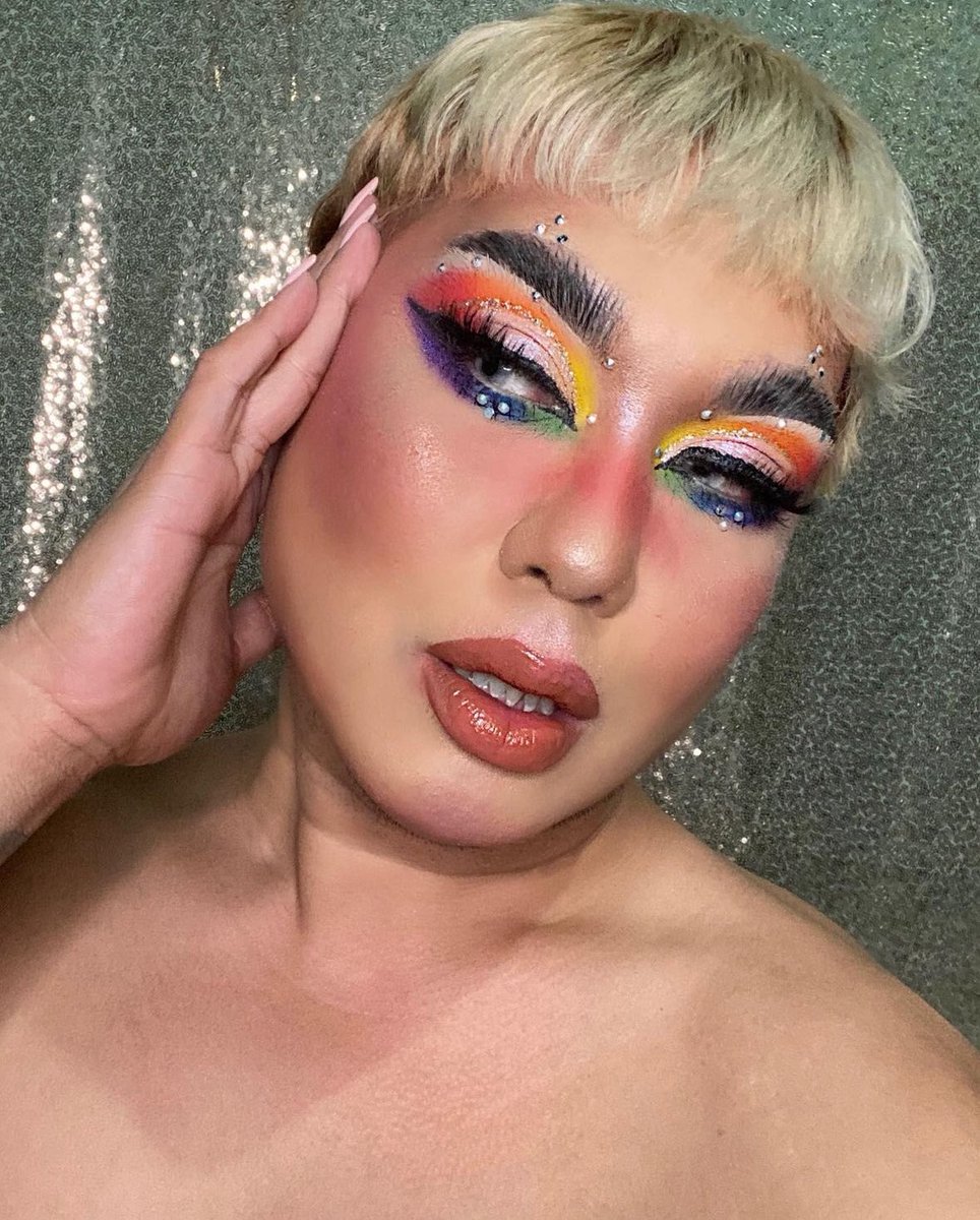 fembaby_08's tweet photo. Happy Pride!!! Flashback to this iconique look i did 4 years ago. Lord, pakibigyan ulit ako ng inspirasyon at tyaga gumawa ng ganito hahaha. #pride #pridemakeup #hmua #hmu #lgbt #lgbtqia https://t.co/bN3mNHwNlb