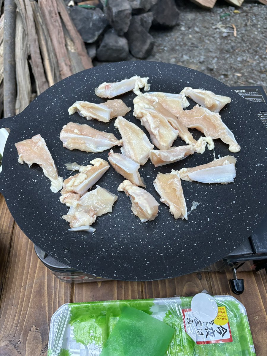 Iinecamp's tweet photo. 🏕️キャンプ飯🏕️

④〜⑦の写真撮れず💦
グルキャンで盛り上がりすぎで撮影忘れてました💦

①きゅうり＋塩昆布＋胡麻油
②ネギ胡麻油

焼きもの※プレート購入
③ヤゲン軟骨
④山芋ステーキ
⑤セセリ
⑥ししゃも
〆
⑦豚肉炊き込みご飯ご飯 https://t.co/G3bsxd4yTh