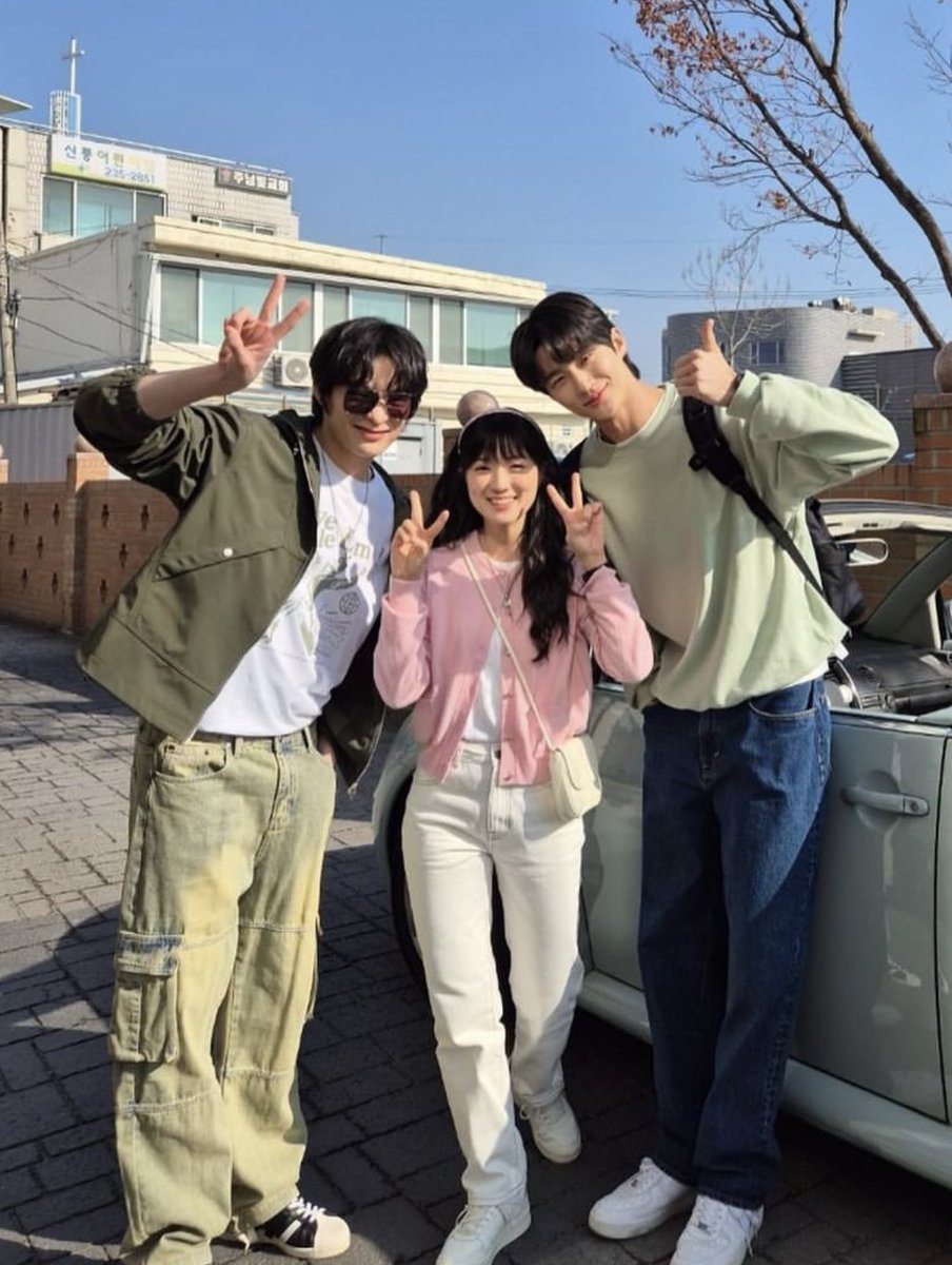 kdramagod's tweet photo. the most healthiest kdrama love triangle to ever exist fr https://t.co/Q1BzLnHQsT