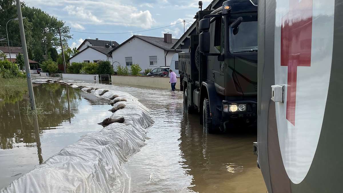Seit Samstag helfen unsere Soldatinnen und Soldaten des #Sanitätsdienstes der Bundeswehr beim #Hochwasser in Bayern. Sie sind da, wo sie gebraucht werden und gehen dabei selbst an ihre Grenzen. Ich danke ihnen und allen Einsatzkräften für ihr Engagement!
bundeswehr.de/de/organisatio…