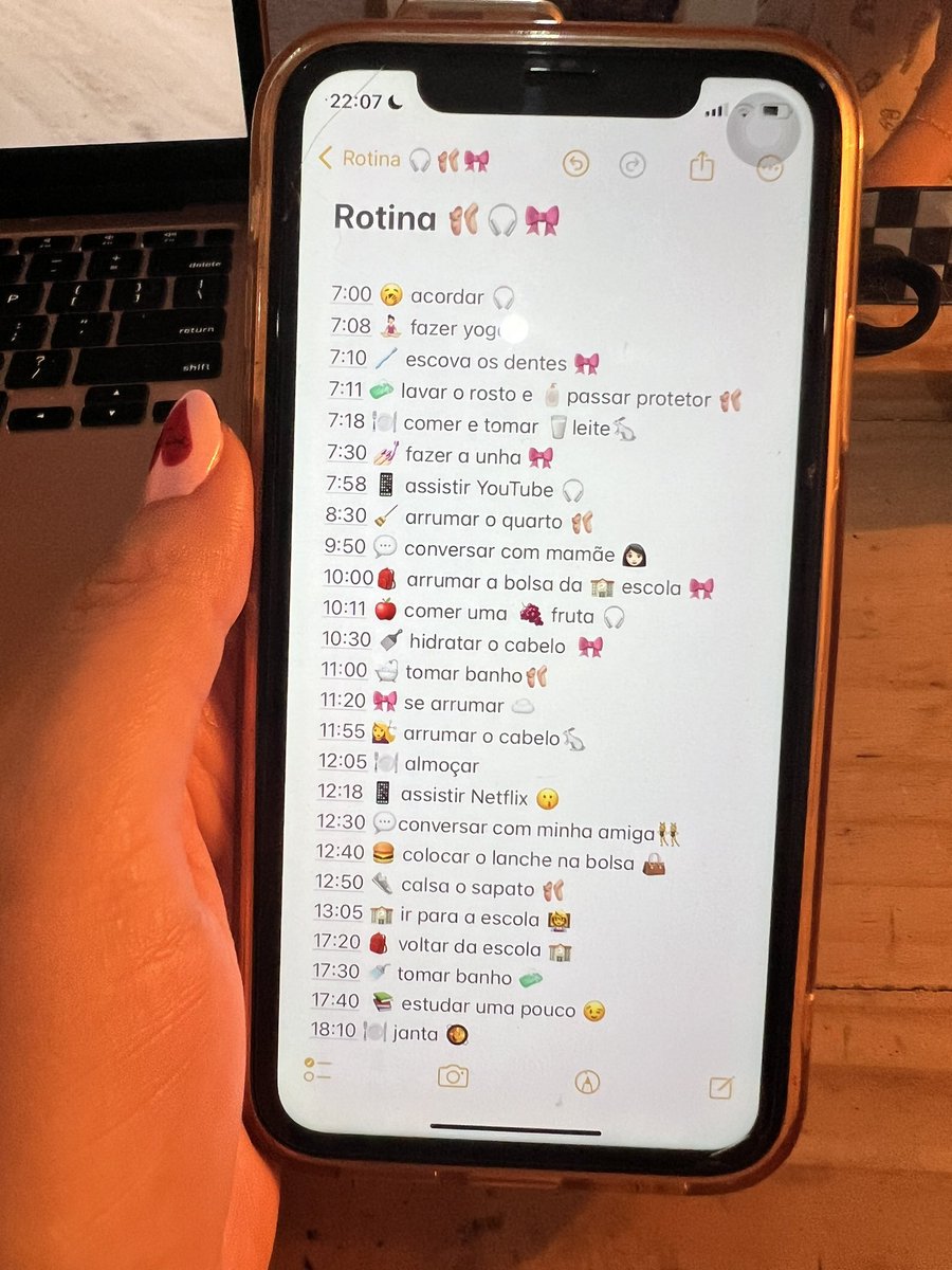 mariilustra's tweet photo. Minha filha veio toda empolgada mostrar que organizou a rotina dela 😊 https://t.co/hk9E4DnfQN
