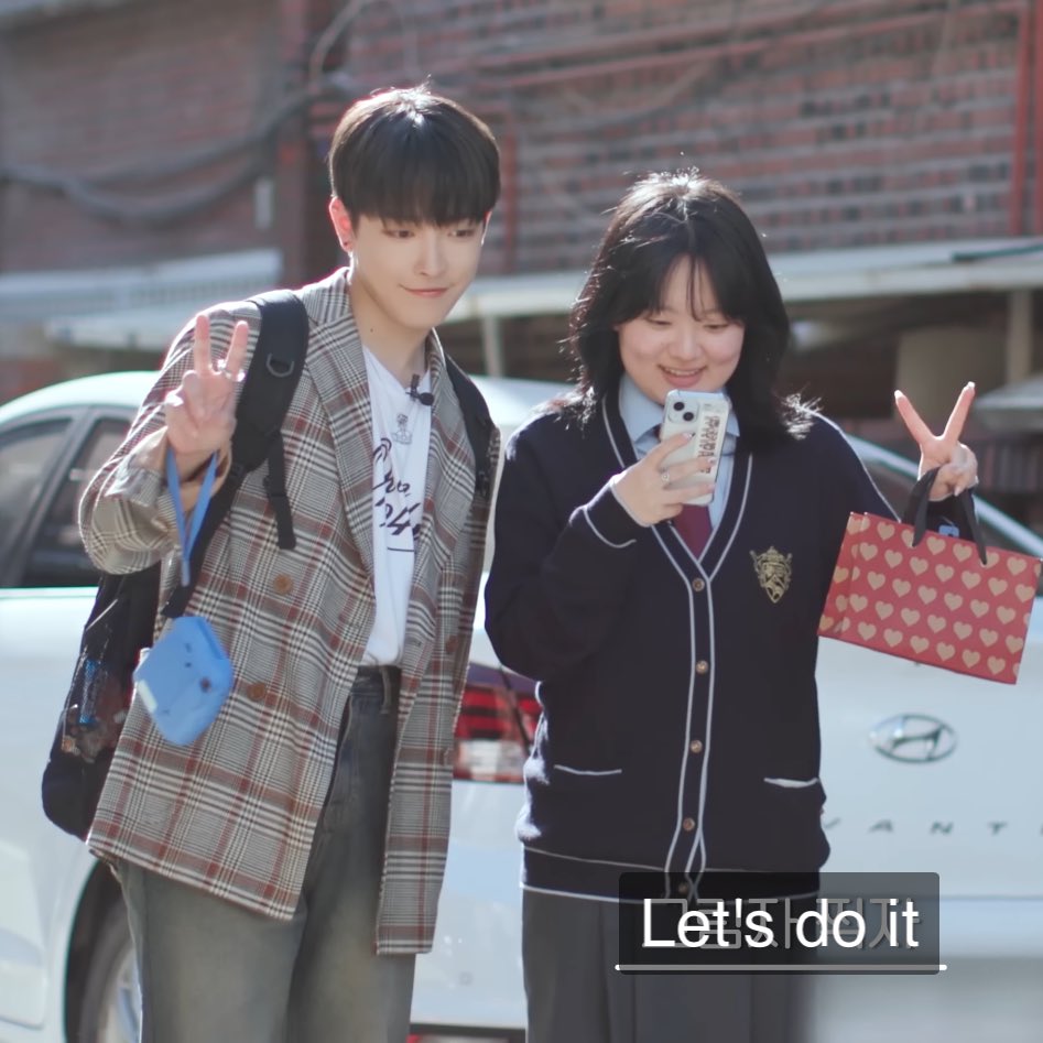 ddeonghwang's tweet photo. they took a picture of their shadows together oh im going insane https://t.co/3pKeaUQOzZ